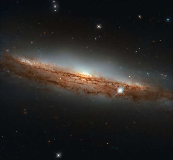 Galáxia espiral NGC 3717 na constelação Hydra, localizada a uma distância de cerca de 60 milhões de anos-luz da Terra - Sputnik Brasil