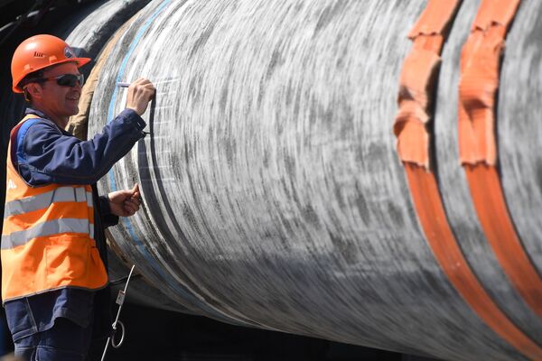 Dinamarca autoriza a construção do gasoduto Nord Stream 2. Trabalhador da companhia acelera os trabalhos na região de Leningrado, Rússia - Sputnik Brasil