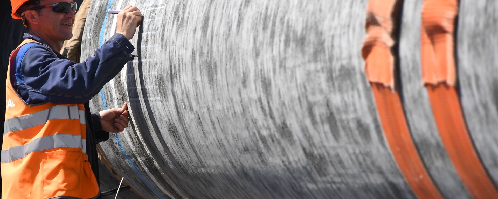 Dinamarca autoriza a construção do gasoduto Nord Stream 2. Trabalhador da companhia acelera os trabalhos na região de Leningrado, Rússia - Sputnik Brasil, 1920, 26.09.2022