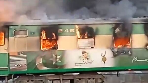 Vagão tomado por chamas após botijão de gás de um passageiro explodir em um trem perto de Rahim Yar Khan, Paquistão, em 31 de outubro de 2019 - Sputnik Brasil