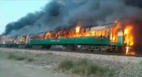 Vagão tomado por chamas após botijão de gás de um passageiro explodir em um trem perto de Rahim Yar Khan, Paquistão, em 31 de outubro de 2019. - Sputnik Brasil