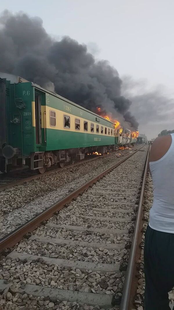 Imagem mostra um dos vagões do trem aparentemente não atingido pelas chamas da explosão do botijão de gás - Sputnik Brasil