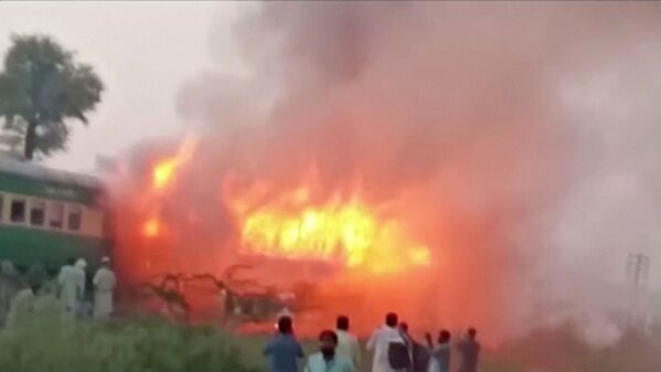 Paquistaneses testemunham destruição provocada pelas chamas no trem - Sputnik Brasil