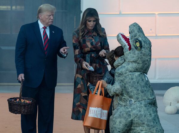 Donald e Melania Trump oferecem doces para crianças durante o Halloween, na Casa Branca. Foto tirada em 28 de outubro - Sputnik Brasil