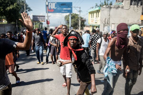 Policiais haitianos e seus apoiadores protestam por melhores salários, enquanto manifestantes marcham contra o governo.  - Sputnik Brasil
