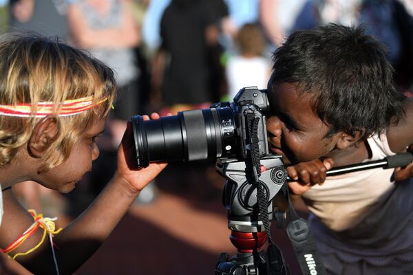Crianças brincam com câmera fotográfica no parque Uluru-Kata Tijuta, Austrália - Sputnik Brasil