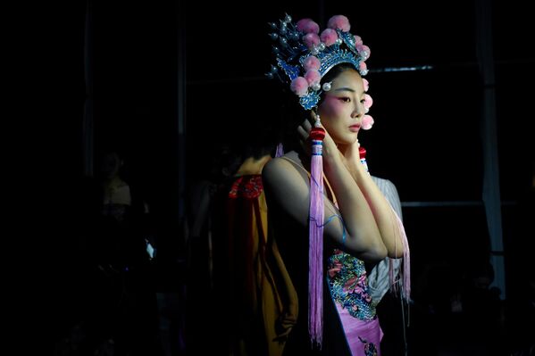  Modelo se prepara para desfile de moda da marca David Sylvia, durante semana de moda na China - Sputnik Brasil