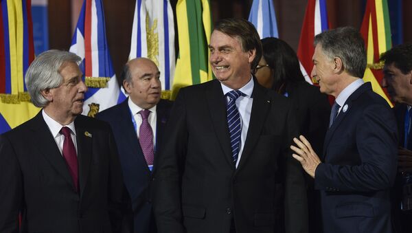 Presidente do Brasil, Jair Bolsonaro, entre os presidentes do Paraguai, Tabaré Vázquez (à esquerda), e o argentino Mauricio Macri (à direita) - Sputnik Brasil