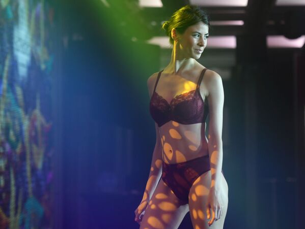 Modelo desfila usando lingerie da Senselle by Felina no âmbito da Semana de Moda de Lingeries em Moscou
 - Sputnik Brasil