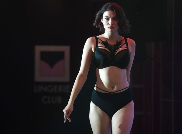 Modelo desfila usando lingerie da Senselle by Felina no âmbito da Semana de Moda de Lingeries em Moscou - Sputnik Brasil