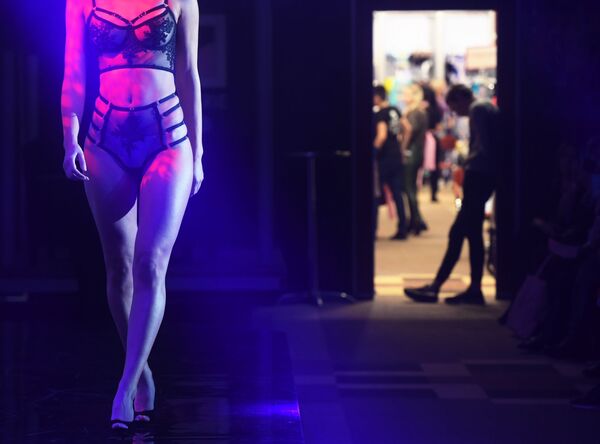 Modelo desfila usando lingerie da Senselle by Felina no âmbito da Semana de Moda de Lingeries em Moscou - Sputnik Brasil