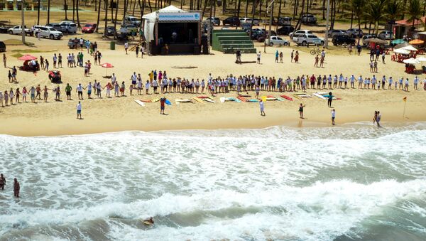 Evento para agradecer aos voluntários que participaram da limpeza do óleo na praia de Maracaípe, no município pernambucano de Ipojuca - Sputnik Brasil
