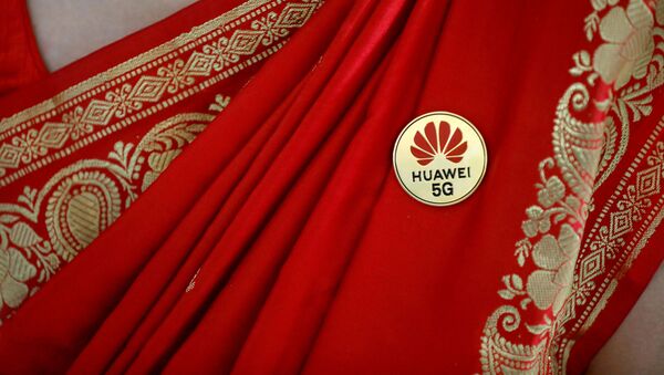 Logo da Huawei em um broche pendurado em um saree de uma indiana durante o India Mobile Congress celebrado em Nova Delhi,  India, em outubro de 2019 - Sputnik Brasil