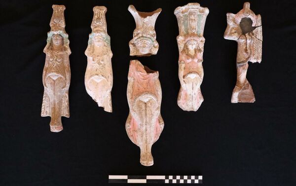 Esculturas encontradas em catacumba de 2.000 anos no Egito - Sputnik Brasil