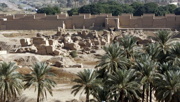 Recém-construída muralha e ruínas da antiga cidade da Babilônia a uns 100 km de Bagdá, Iraque, 27 de novembro de 2008 - Sputnik Brasil