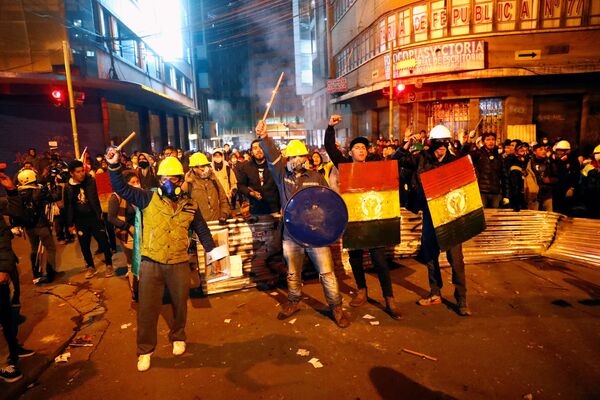 Manifestantes gesticulam durante protestos entre apoiadores do processo eleitoral e oposição, na cidade de La Paz, em 5 de novembro de 2019 - Sputnik Brasil
