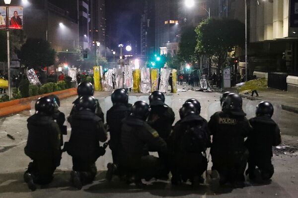 Tropa de choque se posiciona para enfrentar manifestantes, que construíam barricadas improvisadas, durante confronto entre manifestantes - Sputnik Brasil