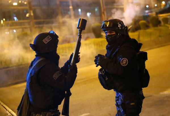 Membros da tropa de choque coordenam ação durante confrontos entre manifestantes na cidade boliviana de La Paz, em 5 de novembro de 2019 - Sputnik Brasil