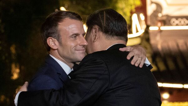 O presidente chinês, Xi Jinping, abraça o presidente da França, Emmanuel Macron, após jantar de despedida no distrito de Yu Garden, em Xangai, no dia 5 de novembro de 2019 - Sputnik Brasil