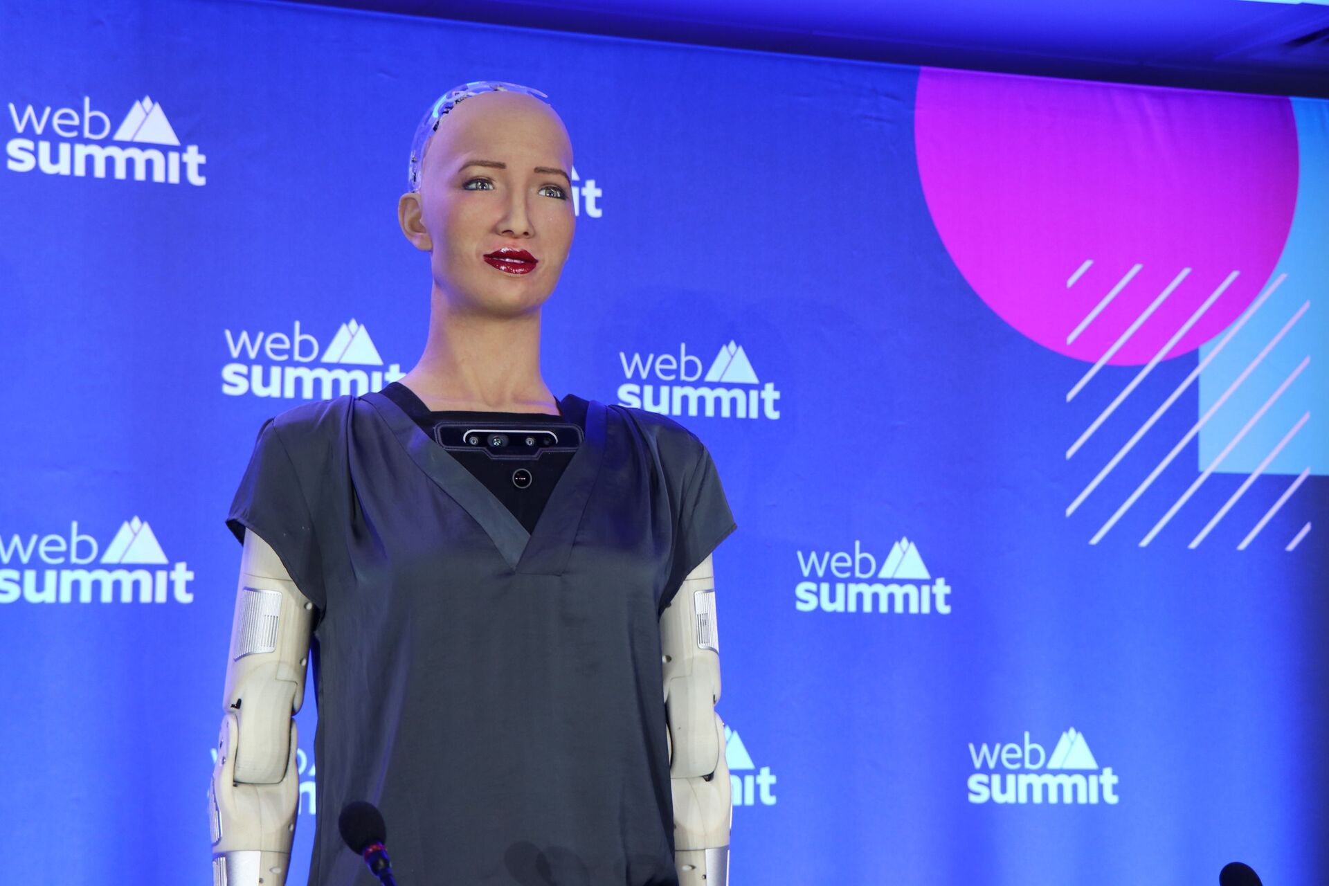 O Brasil é incrível, diz robô Sophia durante coletiva sobre inteligência artificial no Web Summit - Sputnik Brasil, 1920, 09.11.2021
