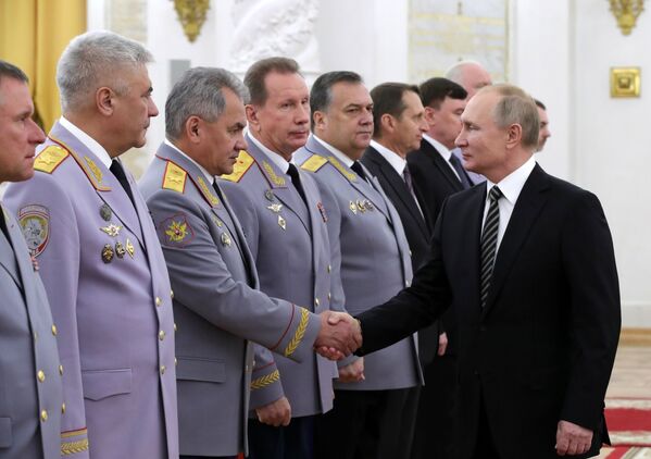 Presidente da Rússia, Vladimir Putin, encontra-se com oficiais das Forças Armadas de seu país  - Sputnik Brasil