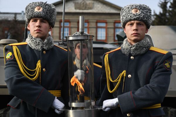 Soldados da Guarda de Honra do Exército da Rússia transportam tocha da Chama Eterna - Sputnik Brasil