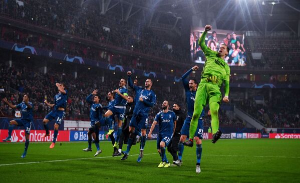 Jogadores da Juventus celebram vitória sobre o Lokomotiv em jogo da Liga dos Campeões da UEFA - Sputnik Brasil