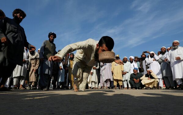 Simpatizante do partido político e religioso JUI-F jogando o jogo tradicional do Chapéu em Islamabad, Paquistão - Sputnik Brasil