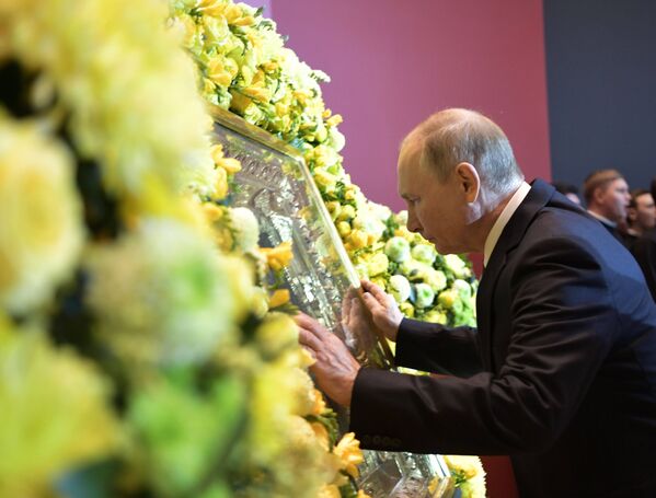 Presidente da Rússia, Vladimir Putin, em frente ao ícone de São Nicolau, o Milagreiro, durante exposição da Igreja Ortodoxa da Rússia em Moscou - Sputnik Brasil