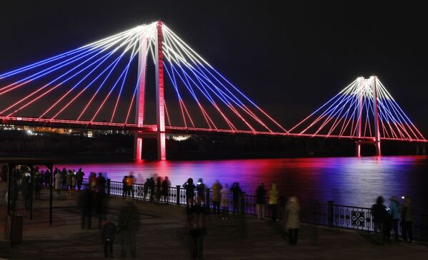 Ponte de pedestres com as cores da bandeira da Rússia durante o Dia da União dos Povos na cidade siberiana de Krasnoyarsk - Sputnik Brasil