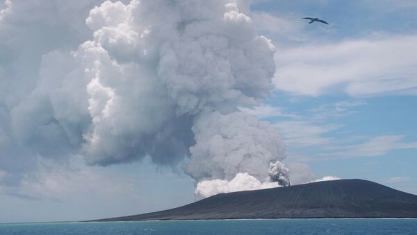 Errupção de vulcão em uma das ilhas de Tonga - Sputnik Brasil