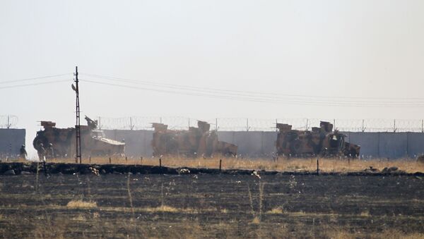Veículos blindados da Rússia e Turquia na fronteira turco-síria - Sputnik Brasil