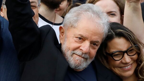 Ex-presidente Lula deixando a prisão em Curitiba - Sputnik Brasil