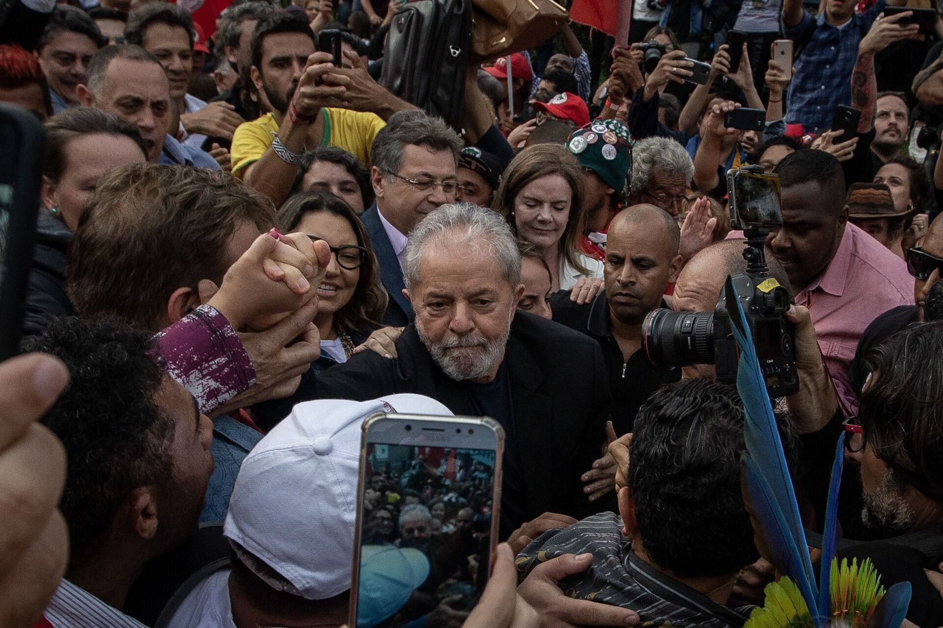 Ex-presidente Luiz Inácio Lula da Silva deixando a carceragem da Polícia Federal de Curitiba - Sputnik Brasil, 1920, 07.12.2021