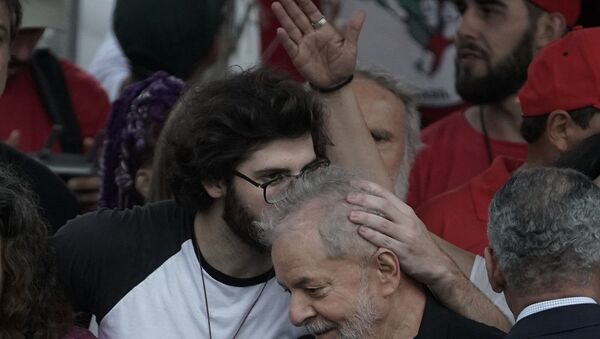 Ex-presidente Lula recebe beijo de seu neto, Thiago Trindade Lula da Silva, após sair da prisão em Curitiba - Sputnik Brasil