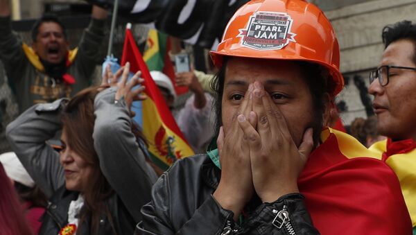 Opositores do presidente da Bolívia, Evo Morales, reagem à sua renúncia, em La Paz, no dia 10 de novembro de 2019 - Sputnik Brasil