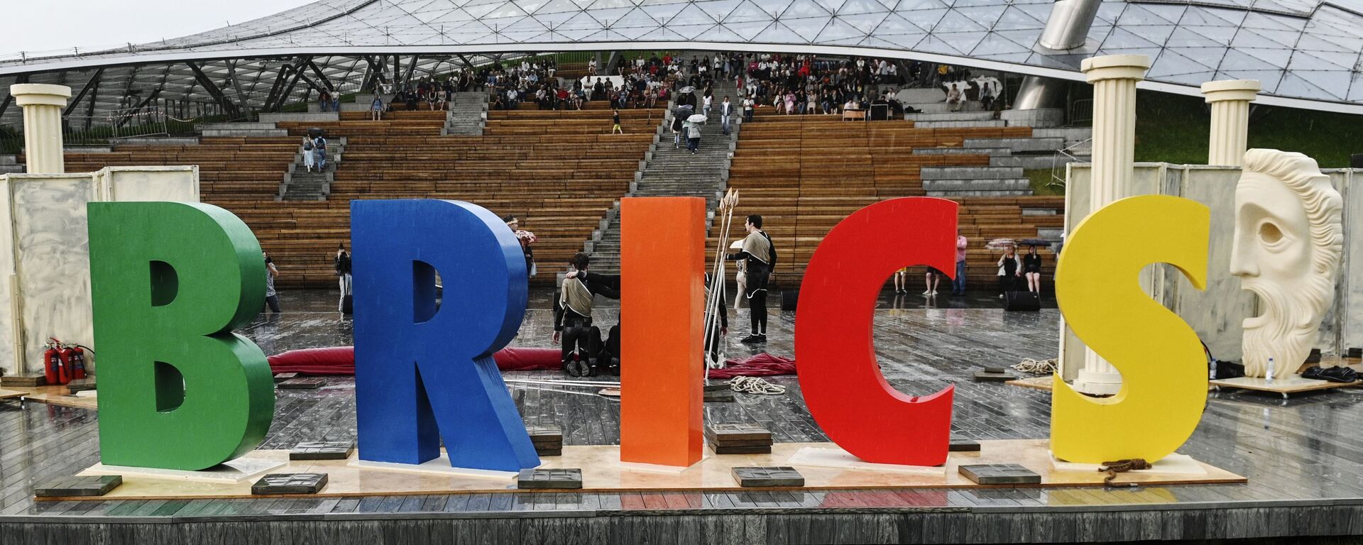 Foto retirada durante o II Festival Internacional de Escolas de Teatro dos países do BRICS, celebrado no mais novo parque moscovita Zaryadie, na Rússia - Sputnik Brasil, 1920, 07.06.2023