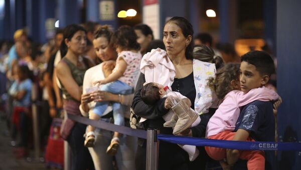 Imigrantes venezuelanos esperando na fila para passar no controle da imigração em Tumbes, Peru, na fronteira com o Equador (foto de arquivo) - Sputnik Brasil