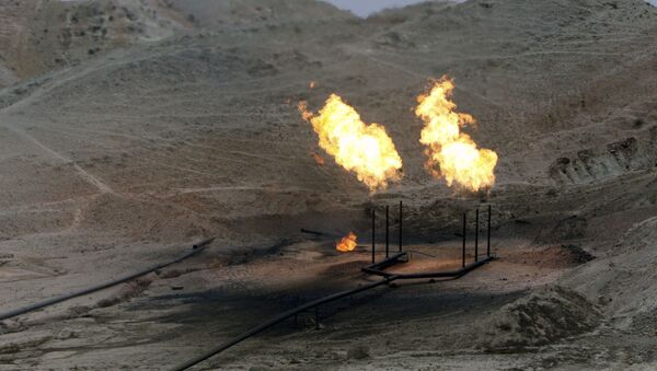 Chamas de gás ardendo no campo petrolífero na província iraniana de Cuzistão - Sputnik Brasil