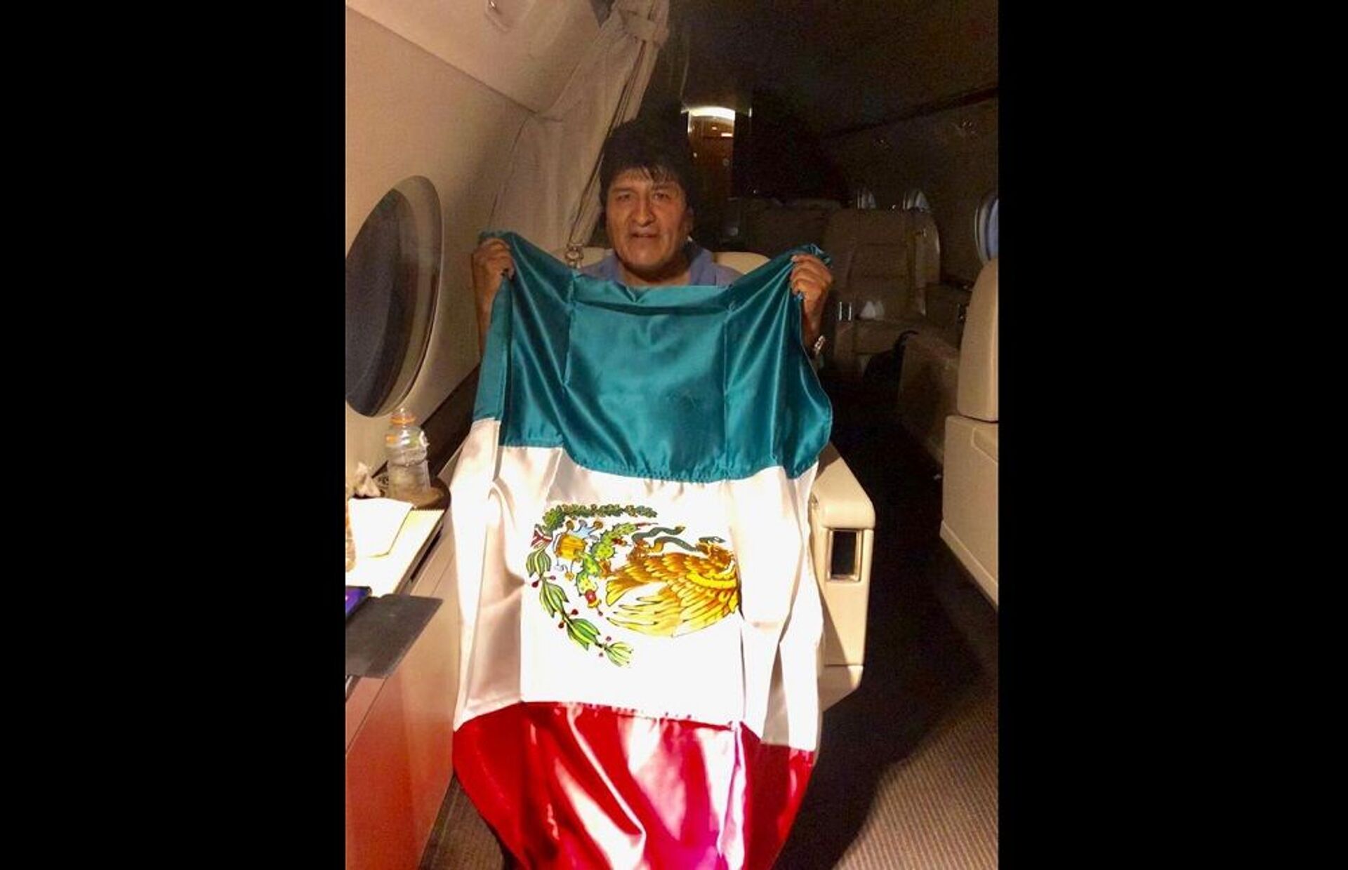 Evo Morales voando para o México após concessão de asilo feita pelo presidente Andrés Obrador - Sputnik Brasil, 1920, 09.11.2021