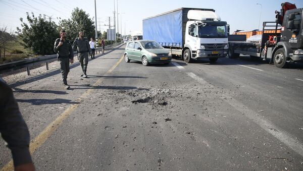 Polícia israelense bloqueia estrada algum tempo após um foguete disparado por palestinos cair na rodovia - Sputnik Brasil