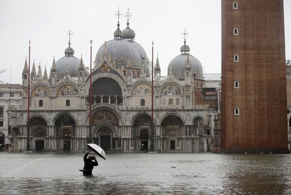 Sem medo, turista fotografa Praça de San Marco com água quase pela cintura - Sputnik Brasil