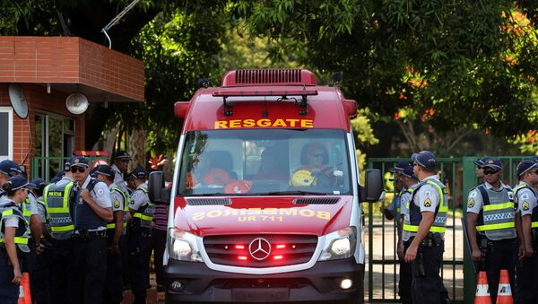 Ambulância transportando uma mulher deixa a embaixada da Venezuela em Brasília. - Sputnik Brasil