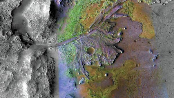 Imagem colorida do delta da cratera marciana de Jezero, que já abrigou lago - Sputnik Brasil