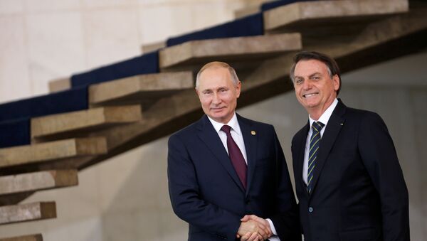 Presidente russo Vladimir Putin ao lado do líder brasileiro Jair Bolsonaro na cúpula dos BRICS, em Brasília - Sputnik Brasil