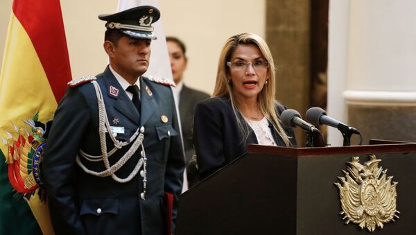 Autoproclamada presidente interina da Bolívia, Jeanine Áñez, durante cerimônia de posse de novo comandante da polícia boliviana - Sputnik Brasil