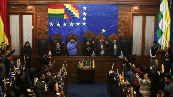 Líder do Senado, Monica Eva Copa Murga, canta hino nacional da Bolívia ao lado de outros parlamentares - Sputnik Brasil