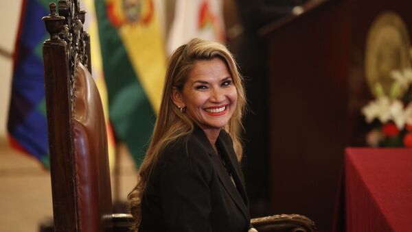 Presidenta autoproclamada da Bolívia, Jeanine Áñez, sorri durante cerimônia de posse de seu gabinete de ministros, em 13 de novembro de 2019, após golpe de Estado na Bolívia - Sputnik Brasil