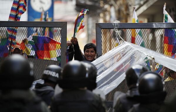 Apoiadores do ex-presidente boliviano Evo Morales tentando entrar na área do Congresso em La Paz, Bolívia - Sputnik Brasil