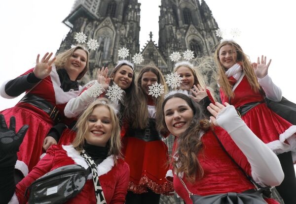 Jovens fantasiadas posam na frente da Catedral de Colônia durante a temporada de carnaval, em Colônia, Alemanha, 11 de novembro de 2019 - Sputnik Brasil